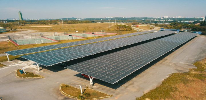 Capacidade solar global cresce 64% em 2025, com a China responsável por 256 GW e liderança mundial. Índia, EUA e África também registram forte expansão.