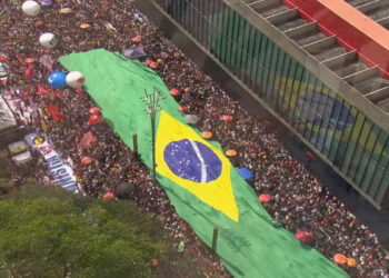 Protestos em todas as capitais do Brasil reagem à PEC da Blindagem e ao projeto que anistia envolvidos nos atos de 8 de janeiro. Texto aprovado na Câmara segue para o Senado.