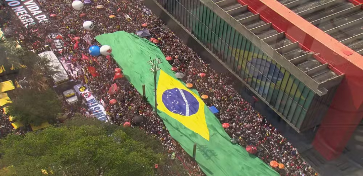 Protestos em todas as capitais do Brasil reagem à PEC da Blindagem e ao projeto que anistia envolvidos nos atos de 8 de janeiro. Texto aprovado na Câmara segue para o Senado.