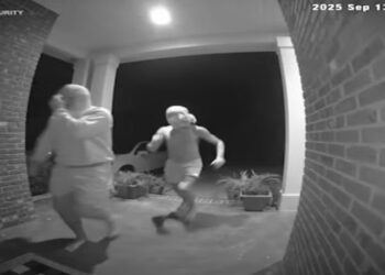 Desafio “Door Kick Challenge”, inspirado no filme “Uma Noite de Crime”, faz crianças baterem ou chutarem portas de desconhecidos. Autoridades alertam para riscos de violência e possíveis acusações criminais.