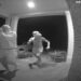 Desafio “Door Kick Challenge”, inspirado no filme “Uma Noite de Crime”, faz crianças baterem ou chutarem portas de desconhecidos. Autoridades alertam para riscos de violência e possíveis acusações criminais.