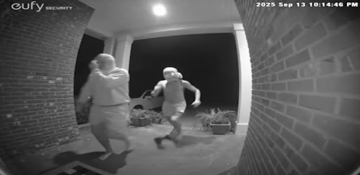 Desafio “Door Kick Challenge”, inspirado no filme “Uma Noite de Crime”, faz crianças baterem ou chutarem portas de desconhecidos. Autoridades alertam para riscos de violência e possíveis acusações criminais.