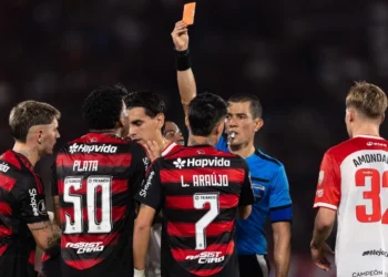 Após vencer o Estudiantes por 2 a 1 na Libertadores, Flamengo protesta contra arbitragem. José Boto chama decisão de “escândalo” e diz que clube tomará providências junto à Conmebol.