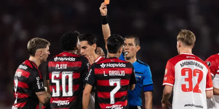 Após vencer o Estudiantes por 2 a 1 na Libertadores, Flamengo protesta contra arbitragem. José Boto chama decisão de “escândalo” e diz que clube tomará providências junto à Conmebol.