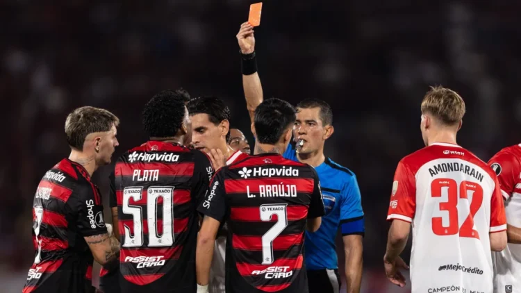 Após vencer o Estudiantes por 2 a 1 na Libertadores, Flamengo protesta contra arbitragem. José Boto chama decisão de “escândalo” e diz que clube tomará providências junto à Conmebol.