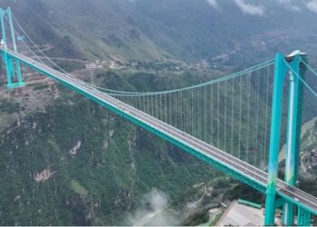 China abre ao tráfego a ponte mais alta do mundo, a 625 m de altura no Cânion Huajiang. Obra de R$ 1,5 bilhão encurta trajeto que antes levava cerca de duas horas.