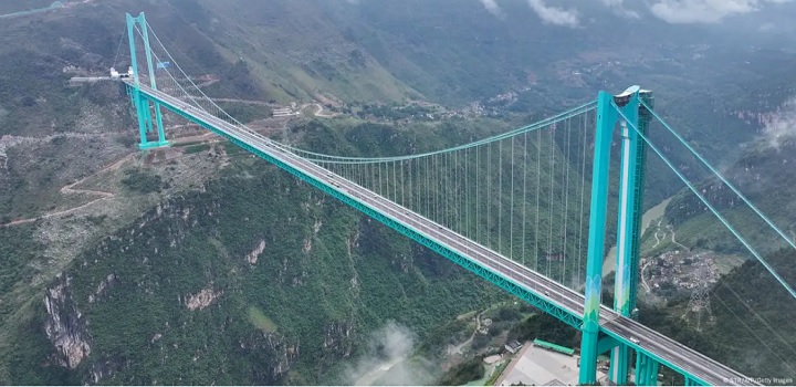 China abre ao tráfego a ponte mais alta do mundo, a 625 m de altura no Cânion Huajiang. Obra de R$ 1,5 bilhão encurta trajeto que antes levava cerca de duas horas.