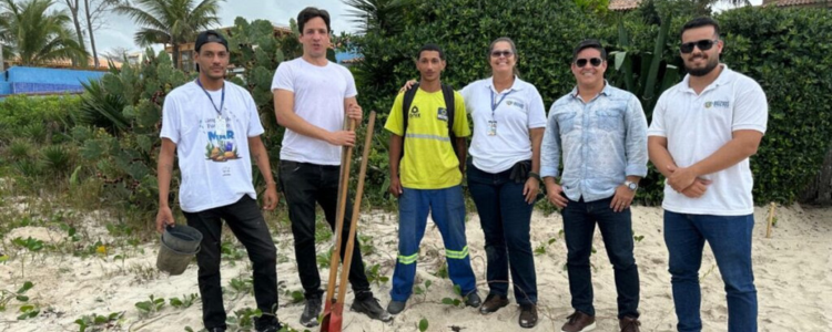 Praia de Geribá, em Búzios, recebe mutirão de limpeza e plantio de restinga durante a 5ª etapa da Taça Brasil de Surfe da CBSurf, promovendo conscientização ambiental e participação da comunidade.