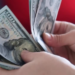 A moeda americana encerrou a semana em queda, acumulando baixa de 1,4% após três pregões consecutivos de desvalorização diante das expectativas sobre o Fed.