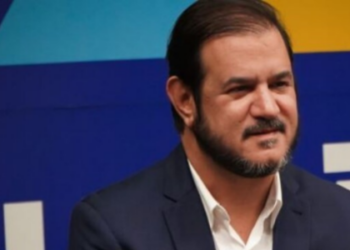 O União Brasil determinou que filiados deixem cargos no governo Lula em até 24 horas sob pena de infidelidade partidária. A medida ocorre após solidariedade ao presidente Antonio Rueda, citado em investigação da PF.