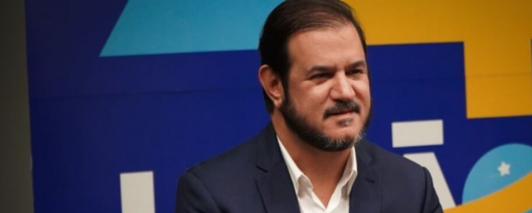 O União Brasil determinou que filiados deixem cargos no governo Lula em até 24 horas sob pena de infidelidade partidária. A medida ocorre após solidariedade ao presidente Antonio Rueda, citado em investigação da PF.