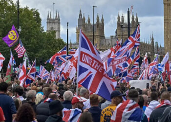 Marcha "Unite the Kingdom" reuniu 110 mil pessoas em Londres contra imigração, com discurso de Elon Musk e confrontos com polícia. Contraprotesto antirracista teve 5 mil participantes.