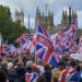 Marcha "Unite the Kingdom" reuniu 110 mil pessoas em Londres contra imigração, com discurso de Elon Musk e confrontos com polícia. Contraprotesto antirracista teve 5 mil participantes.