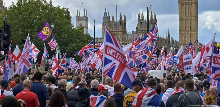 Marcha "Unite the Kingdom" reuniu 110 mil pessoas em Londres contra imigração, com discurso de Elon Musk e confrontos com polícia. Contraprotesto antirracista teve 5 mil participantes.