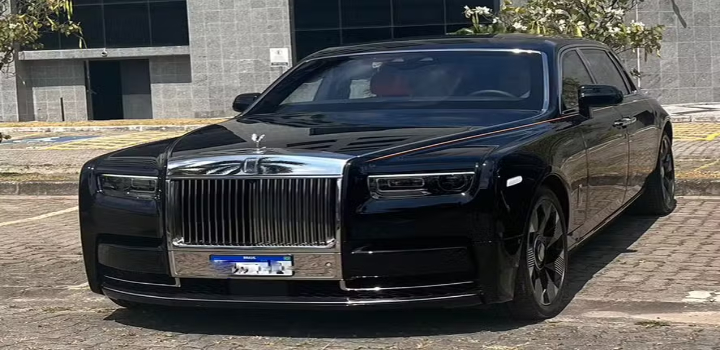 Polícia Federal apreende Rolls-Royce Phantom de R$ 11 milhões do advogado Nelson Wilians, investigado por envolvimento em fraude de R$ 6,3 bi no INSS. Operação Cambota também confiscou Bentley, Ferrari e outros bens de luxo
