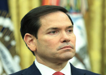 O secretário de Estado dos EUA, Marco Rubio, anunciou que novas medidas retaliatórias contra o Brasil serão reveladas na próxima semana. As ações são uma resposta à condenação do ex-presidente Jair Bolsonaro pelo STF, que Rubio classificou como "opressão judicial".