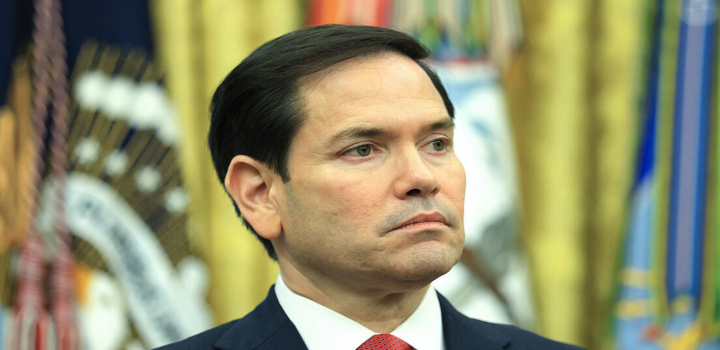 O secretário de Estado dos EUA, Marco Rubio, anunciou que novas medidas retaliatórias contra o Brasil serão reveladas na próxima semana. As ações são uma resposta à condenação do ex-presidente Jair Bolsonaro pelo STF, que Rubio classificou como "opressão judicial".