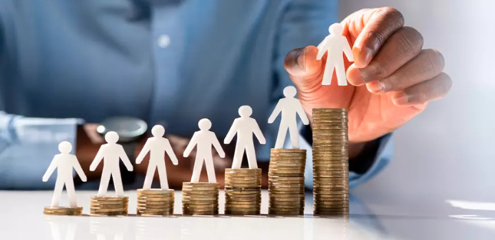 Estudo da Firjan revela as 10 profissões com maiores salários de entrada em 2024. Engenheiros lideram o ranking, mas médicos, pesquisadores e até diretores de espetáculos também estão na lista.