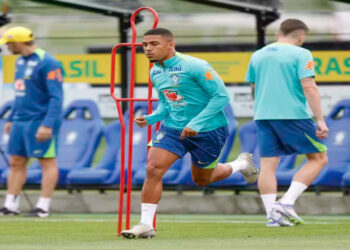Seleção Brasileira terá time bastante modificado contra a Bolívia nas Eliminatórias. Samuel Lino estreia, e Ancelotti ajusta equipe devido à altitude e desgaste físico.
