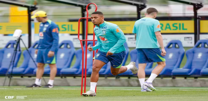 Seleção Brasileira terá time bastante modificado contra a Bolívia nas Eliminatórias. Samuel Lino estreia, e Ancelotti ajusta equipe devido à altitude e desgaste físico.