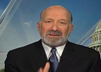 Secretário de Comércio dos EUA, Howard Lutnick, declara que é preciso “consertar” o Brasil e cita novos tarifaços aplicados por Trump para pressionar países como Índia e Suíça.