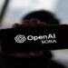 OpenAI apresenta Sora, rede social de vídeos por IA semelhante ao TikTok, e o modelo Sora 2. Plataforma já está disponível para iPhone nos EUA e Canadá.