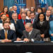 Lei do Texas restringe compra de imóveis por cidadãos de China, Irã, Coreia do Norte e Rússia. Governo alega segurança nacional; comunidade sino-americana denuncia xenofobia e impactos econômicos.