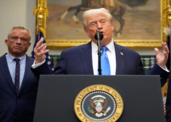 Trump defende vistos de trabalho para estrangeiros e afirma que a economia dos EUA depende de mão de obra qualificada.