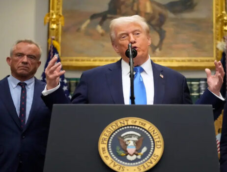 Trump defende vistos de trabalho para estrangeiros e afirma que a economia dos EUA depende de mão de obra qualificada.