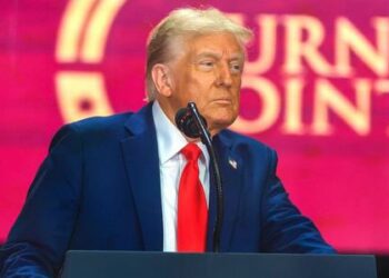 Trump pressiona empresas petrolíferas a investir bilhões na Venezuela, promete proteção política e aposta no petróleo para reduzir preços da energia.