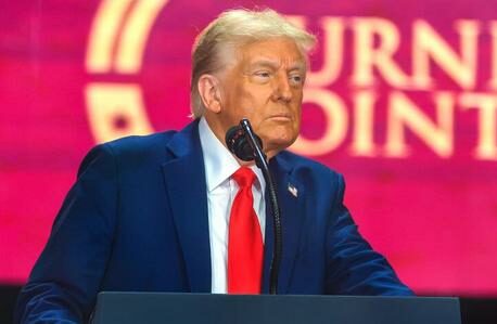 Trump pressiona empresas petrolíferas a investir bilhões na Venezuela, promete proteção política e aposta no petróleo para reduzir preços da energia.