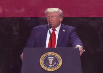 Donald Trump reagiu ao assassinato do influenciador Charlie Kirk, definindo-o como um ataque a todo o movimento conservador. Leia a transcrição do seu discurso.