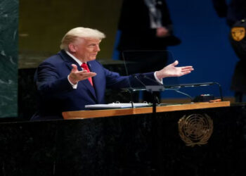 Em discurso na Assembleia Geral da ONU, Donald Trump afirmou que marcará uma reunião com o presidente Lula, elogiando a "química" entre ambos. Apesar dos elogios, o mandatário americano reiterou críticas ao Judiciário brasileiro, que motivaram a imposição de tarifas de 50% sobre produtos do Brasil. Saiba os detalhes.