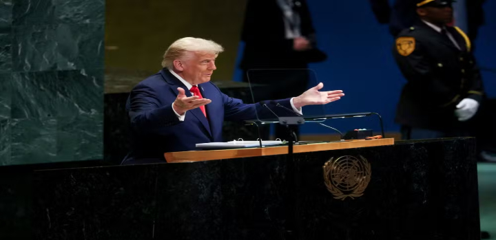 Em discurso na Assembleia Geral da ONU, Donald Trump afirmou que marcará uma reunião com o presidente Lula, elogiando a "química" entre ambos. Apesar dos elogios, o mandatário americano reiterou críticas ao Judiciário brasileiro, que motivaram a imposição de tarifas de 50% sobre produtos do Brasil. Saiba os detalhes.