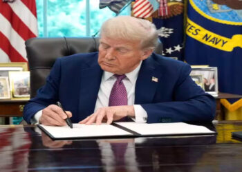 Donald Trump assina proclamação que reinstaura a pena de morte em Washington em casos de homicídio, medida que busca reforçar a repressão à criminalidade.