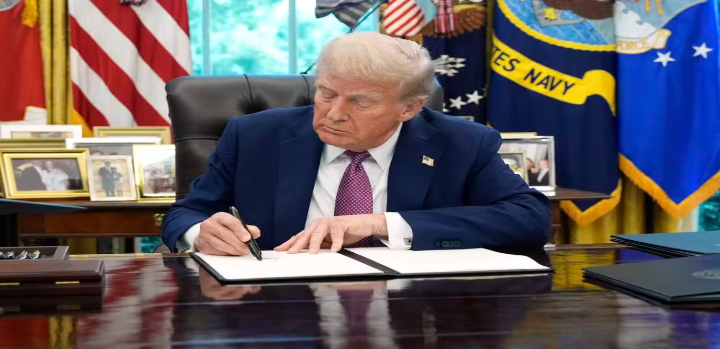 Donald Trump assina proclamação que reinstaura a pena de morte em Washington em casos de homicídio, medida que busca reforçar a repressão à criminalidade.
