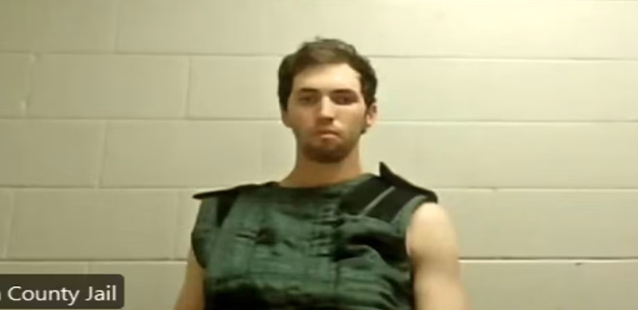 Tyler Robinson, suspeito do assassinato do influenciador Charlie Kirk, compareceu à primeira audiência e foi mantido preso sem direito a fiança. Juiz concede ordem de proteção para a viúva e advogado é nomeado para o acusado.