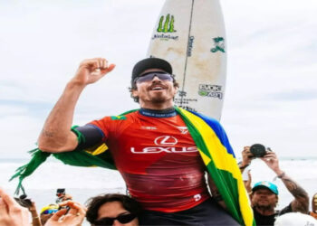 Aos 27 anos, Yago Dora conquista seu primeiro título mundial de surfe em Fiji ao derrotar Griffin Colapinto. Brasileiro se junta a Medina, Ítalo, Adriano e Toledo no topo da WSL.