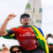 Aos 27 anos, Yago Dora conquista seu primeiro título mundial de surfe em Fiji ao derrotar Griffin Colapinto. Brasileiro se junta a Medina, Ítalo, Adriano e Toledo no topo da WSL.