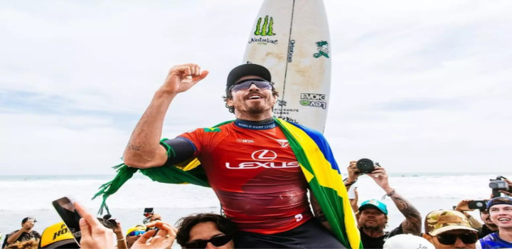 Aos 27 anos, Yago Dora conquista seu primeiro título mundial de surfe em Fiji ao derrotar Griffin Colapinto. Brasileiro se junta a Medina, Ítalo, Adriano e Toledo no topo da WSL.
