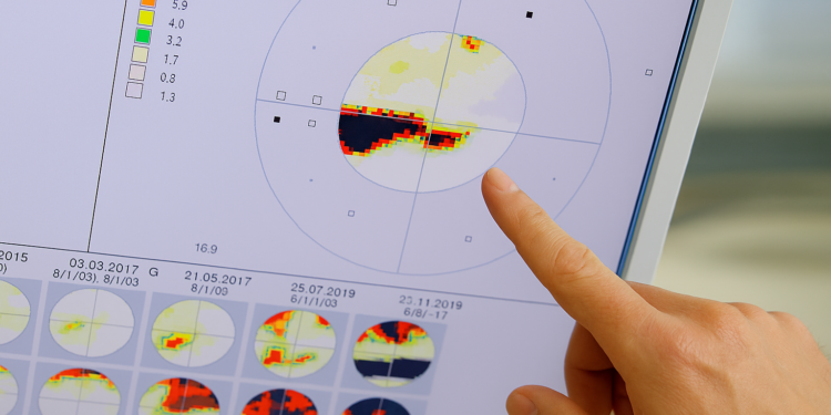 Pesquisa aponta que luz azul, postura e uso em locais escuros elevam chances de desenvolver glaucoma.