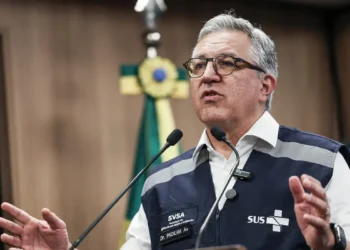 Alexandre Padilha recomenda não consumir bebidas com tampa de rosca, ligadas a casos de metanol no Brasil