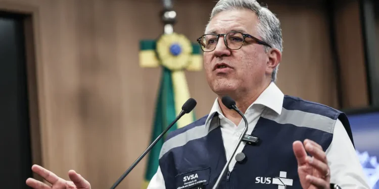 Alexandre Padilha recomenda não consumir bebidas com tampa de rosca, ligadas a casos de metanol no Brasil