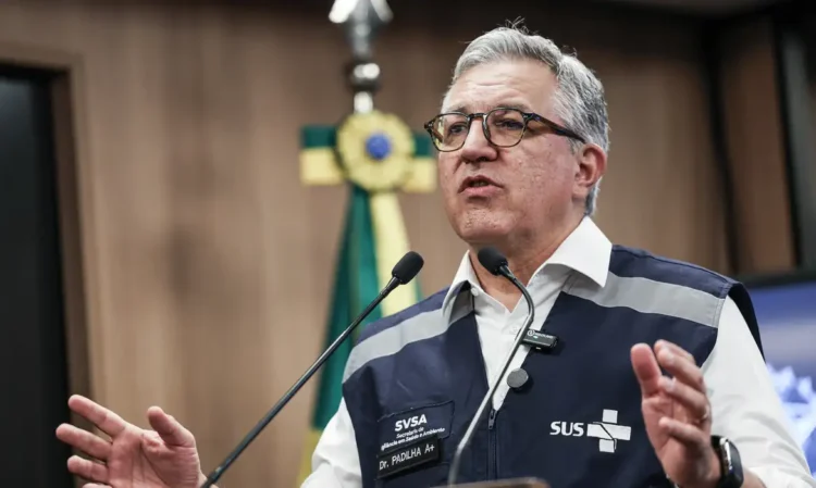 Alexandre Padilha recomenda não consumir bebidas com tampa de rosca, ligadas a casos de metanol no Brasil