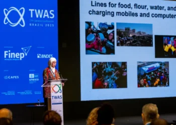 Em Gaza, professores e alunos persistem com o ensino remoto, apesar da destruição das universidades e da crise humanitária causada pelos bombardeios.