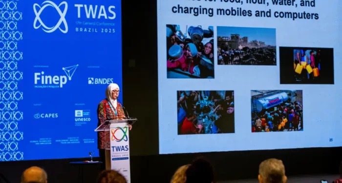 Em Gaza, professores e alunos persistem com o ensino remoto, apesar da destruição das universidades e da crise humanitária causada pelos bombardeios.