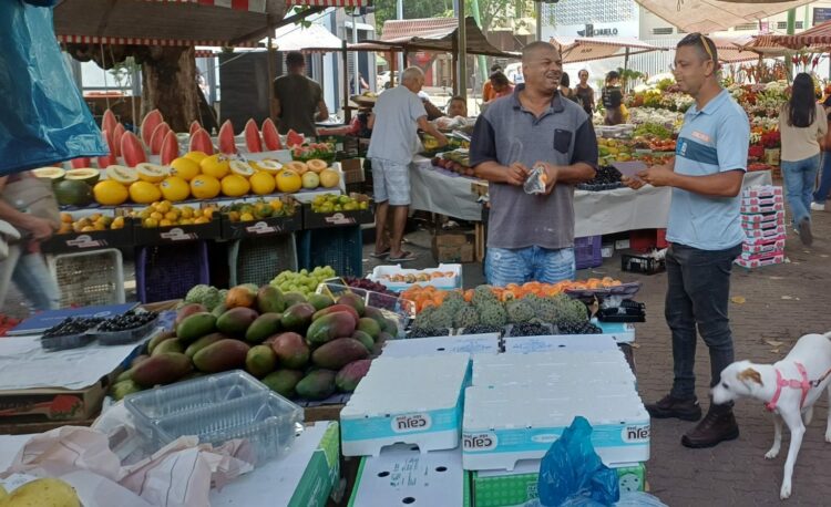 A Comlurb promove campanha de coleta seletiva em feiras livres do Rio, distribuindo informações à população e apoiando 30 cooperativas de catadores, beneficiando cerca de 450 famílias.