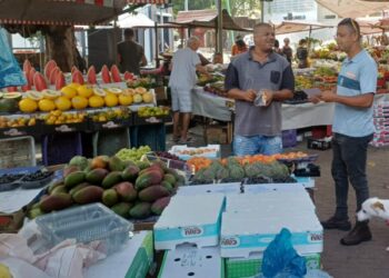 A Comlurb promove campanha de coleta seletiva em feiras livres do Rio, distribuindo informações à população e apoiando 30 cooperativas de catadores, beneficiando cerca de 450 famílias.