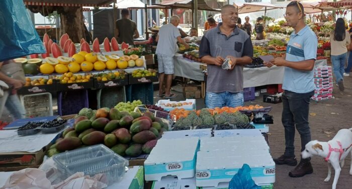 A Comlurb promove campanha de coleta seletiva em feiras livres do Rio, distribuindo informações à população e apoiando 30 cooperativas de catadores, beneficiando cerca de 450 famílias.