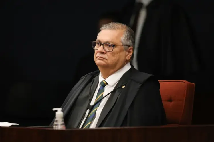 Medida sobre remuneração no Judiciário gera ameaça de paralisação.